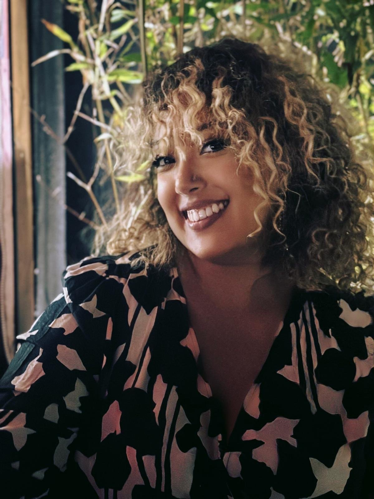 Portrait de Sihem, thérapeute souriante et bienveillante